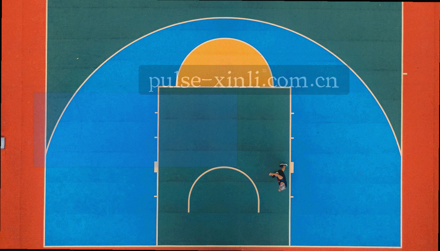 多屏拼接的赛事回看画面墙，暗调高对比，无人脸特写