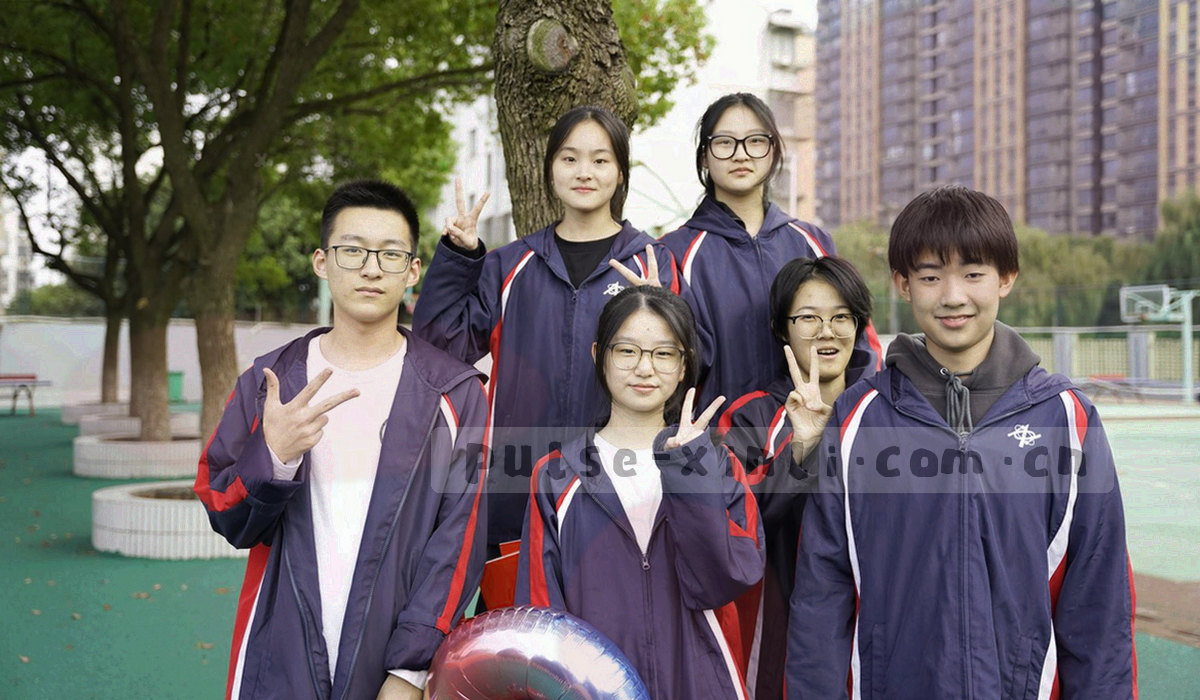 抽象信号发射波纹与网格坐标，深底荧光绿弧线向外扩散